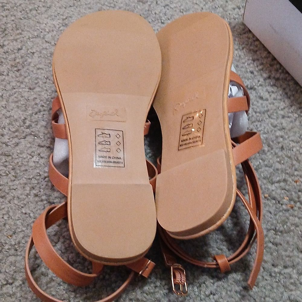 Qupid Athena camel strappy sandals Sz 6.5 NIB - Picture 6 of 7